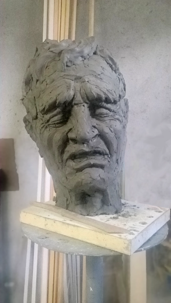 Sculpture en terre en cours de réalisation